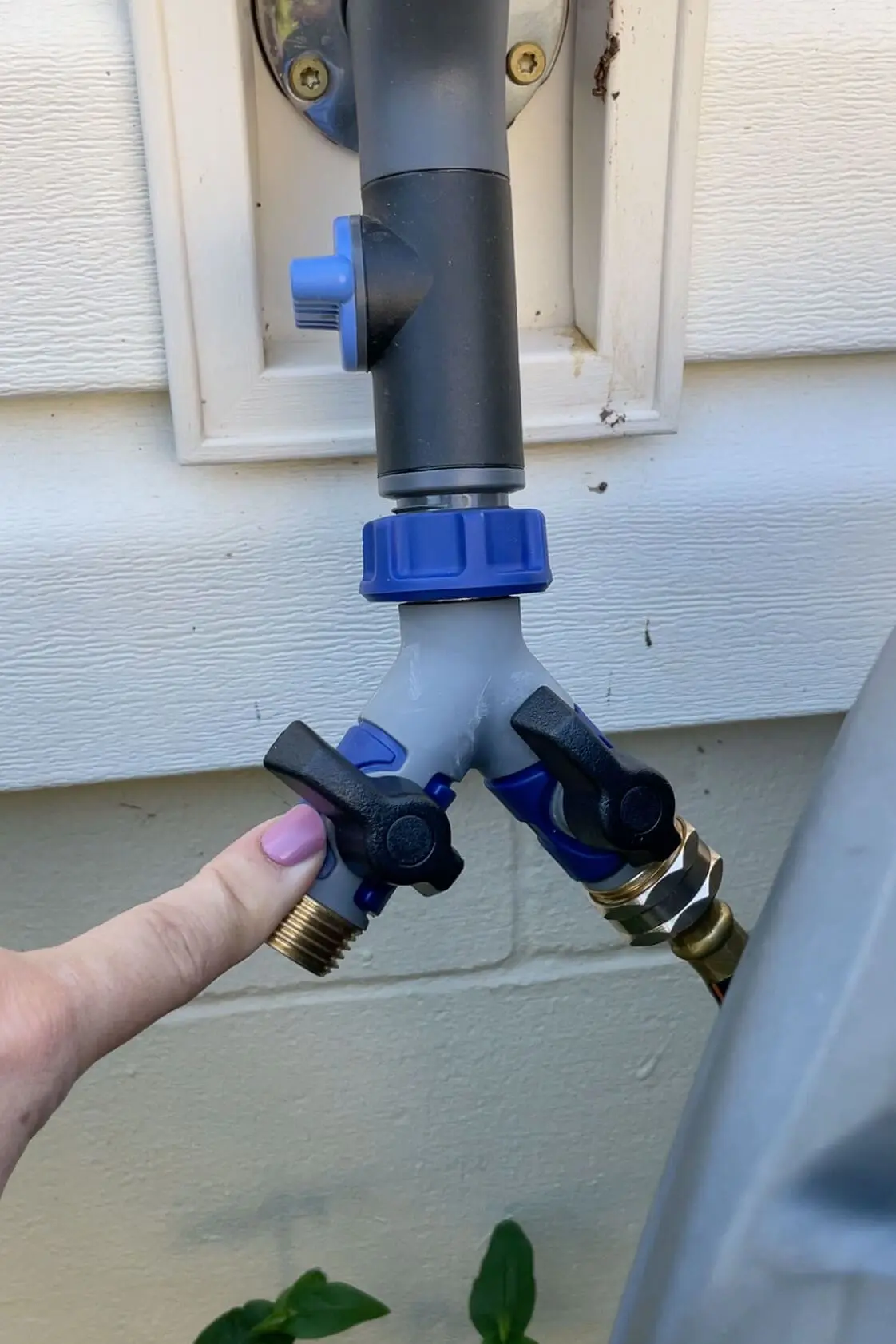 Using a hose splitter with a Giraffe hose reel.